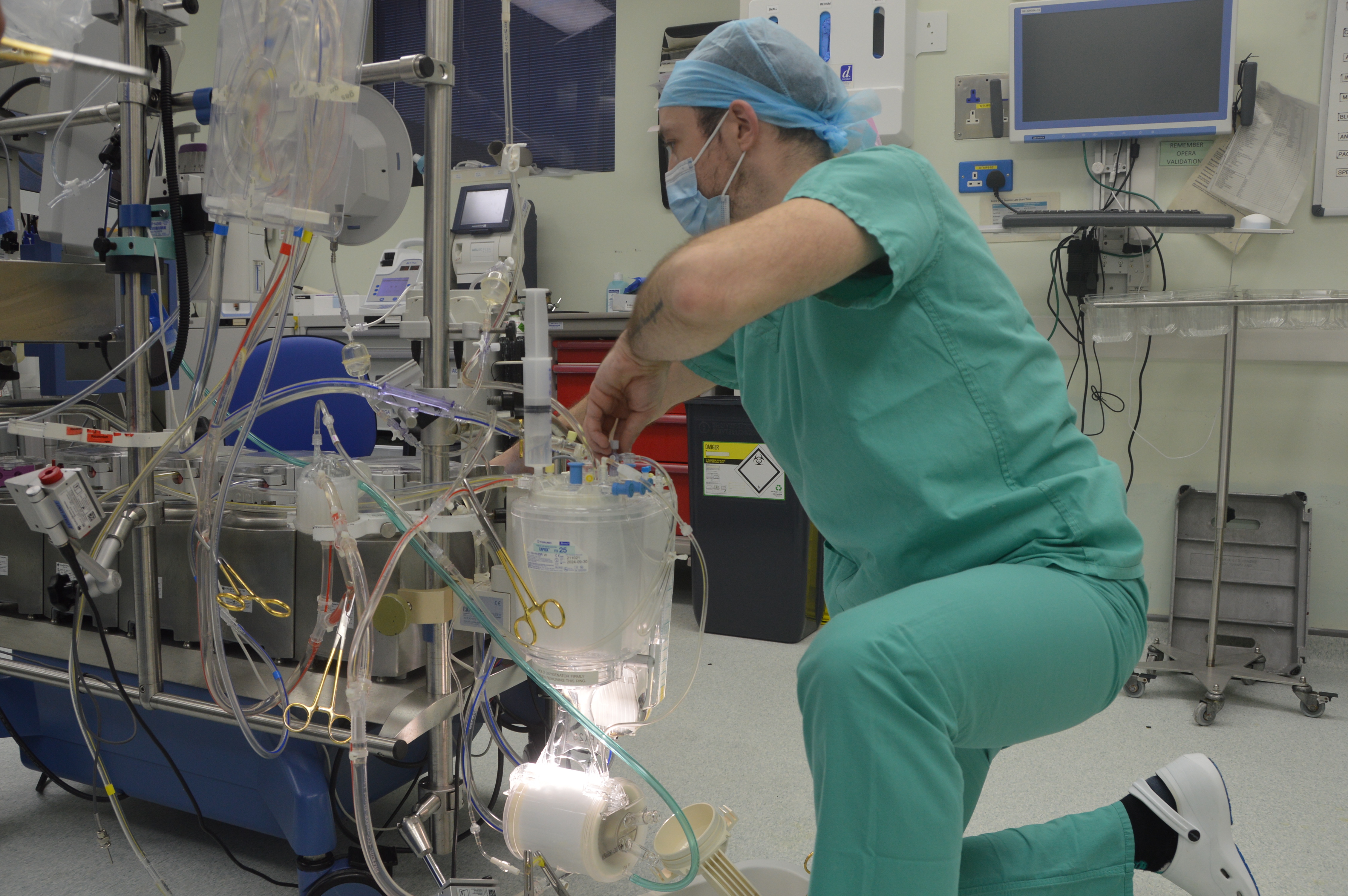 What is a clinical perfusionist?